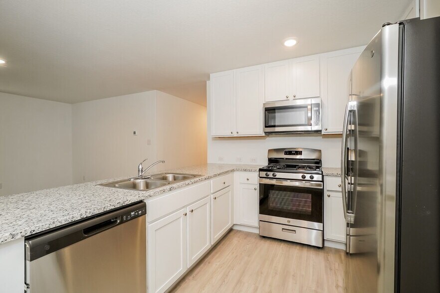 Building Photo - 13910 Reservoir Dr