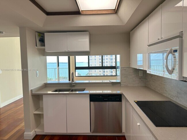 Building Photo - 520 Brickell Key Dr