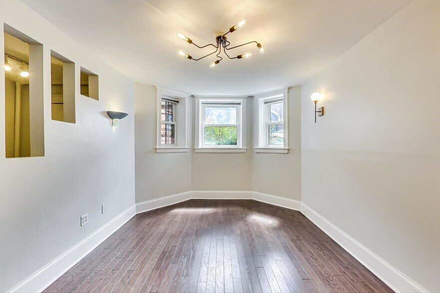 Building Photo - 2340 W Augusta Blvd