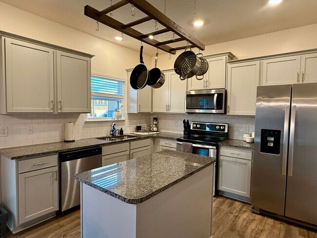 Building Photo - Beautiful 4 bedroom 2.5 bath home located in the Cliffs subdivision!