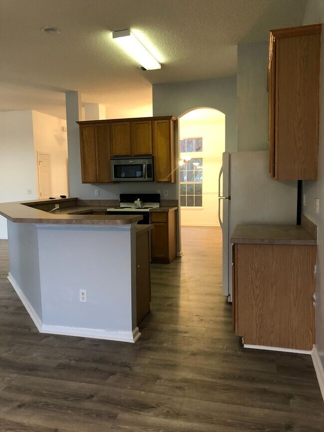 Building Photo - Cute Spacious Westside Home