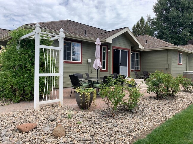 Building Photo - 4 Bedroom, 2 Bath near Pine Grove