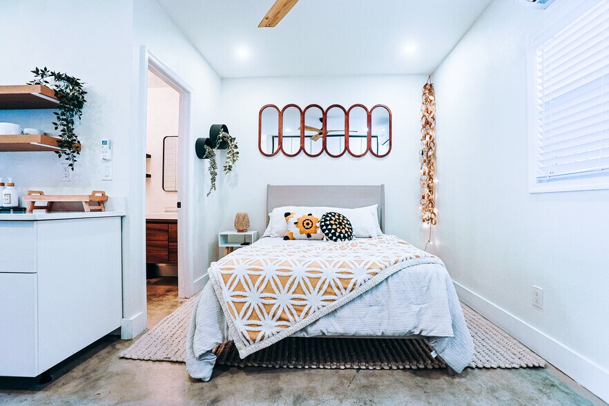 Building Photo - 6007 N Orange Blossom Ave