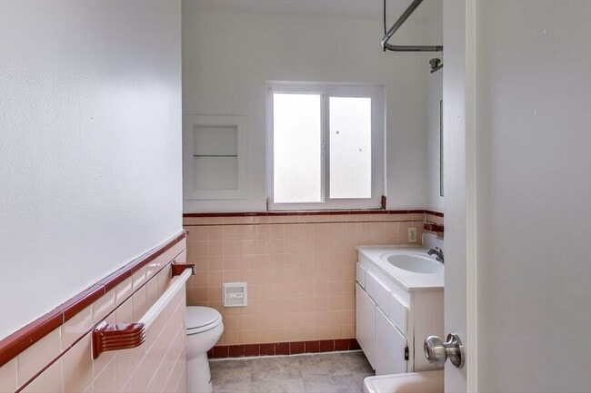 Building Photo - 5492 Ruth Ave