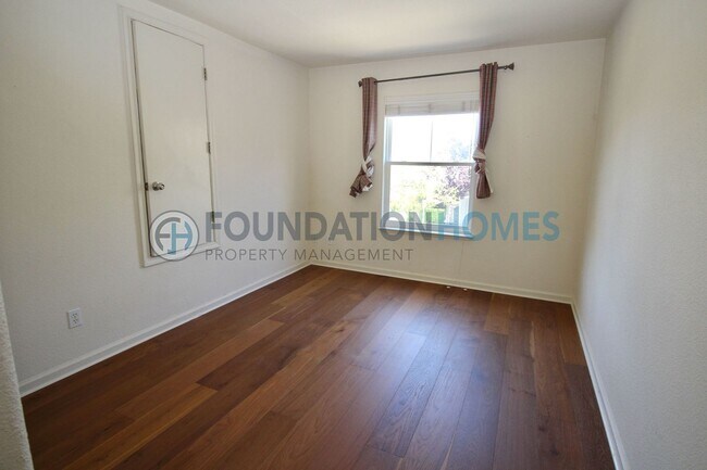 Building Photo - Rare 5BD Corner Lot Home in Hamilton Southgate — Soaring Ceilings & Hardwood Floors - FOUNDATION