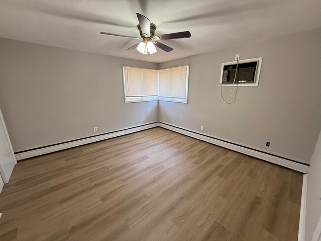 Building Photo - Townhome features 3 bedrooms and 2 bathroo...