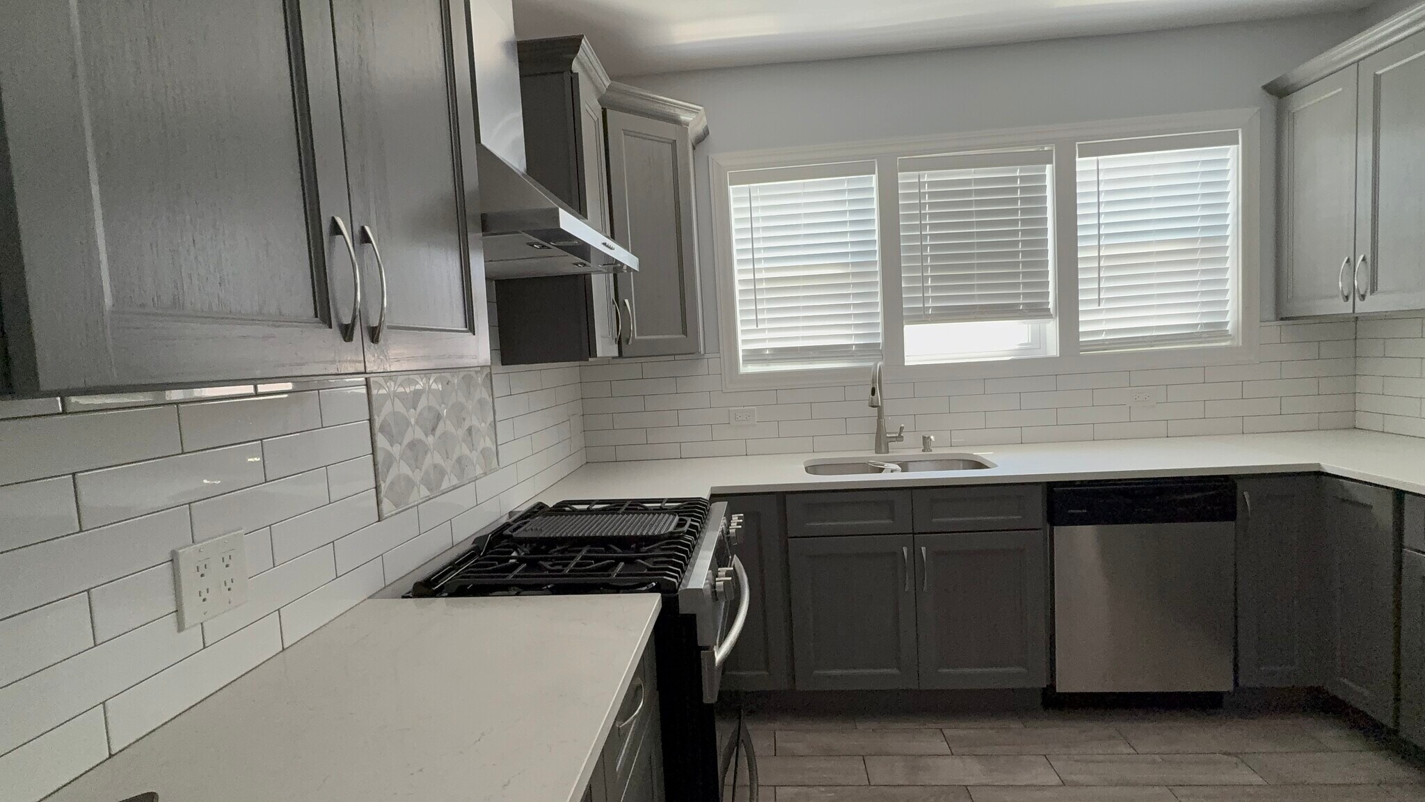 Kitchen - 4821 W George St