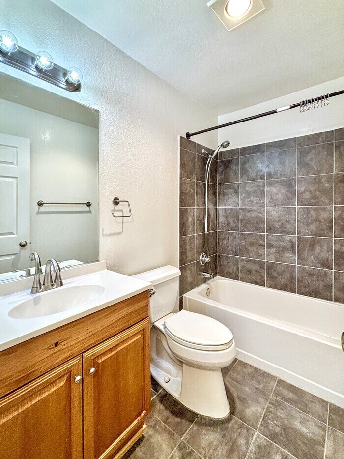 Bath - 3625 Ash St