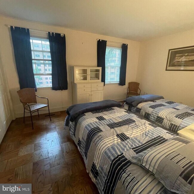 Building Photo - Wesley Heights Beautiful Fully Furnished 2 Bed, Two and a Half Bath