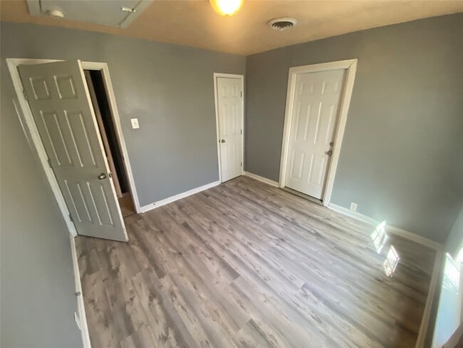 Building Photo - 2103 Holly Dr