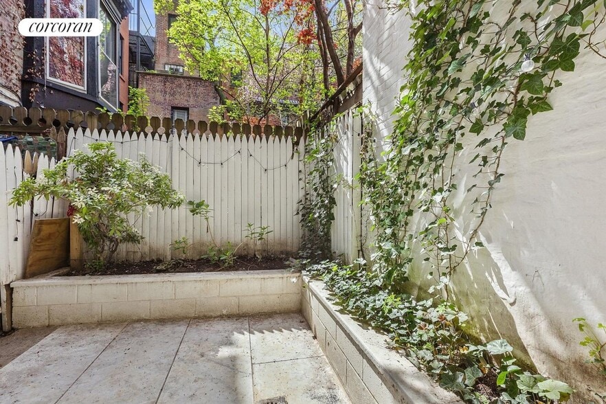 Primary Photo - 58 Perry St