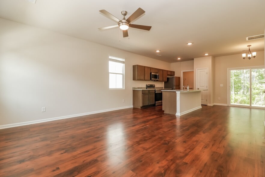 Building Photo - 121 Morning Line Dr