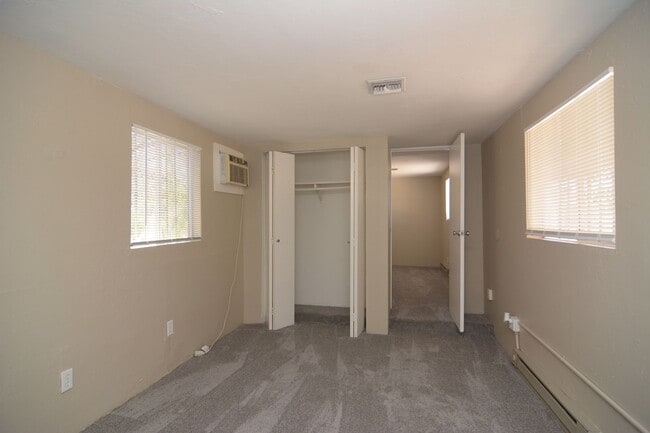 Building Photo - Huge 4 Bedroom 2  Bath! Close to the University!