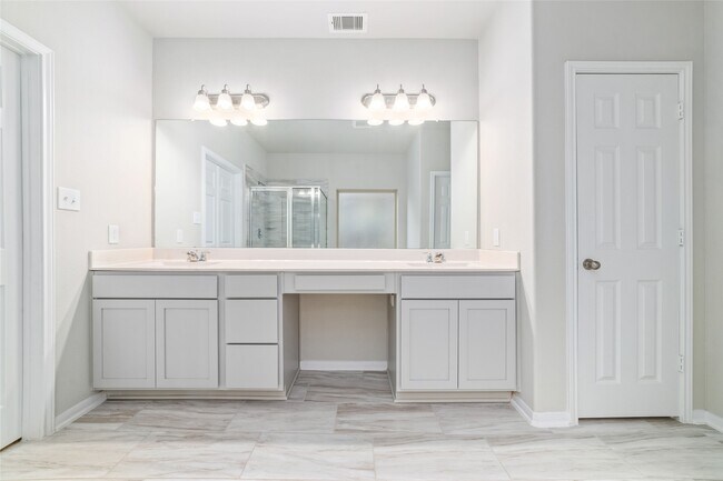 Building Photo - 4919 Vly White Oak Ln