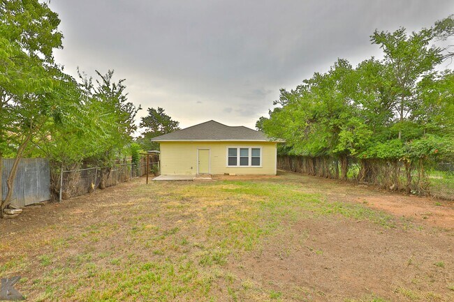 Building Photo - 2 bed 1 bath; AVAILABLE NOW!