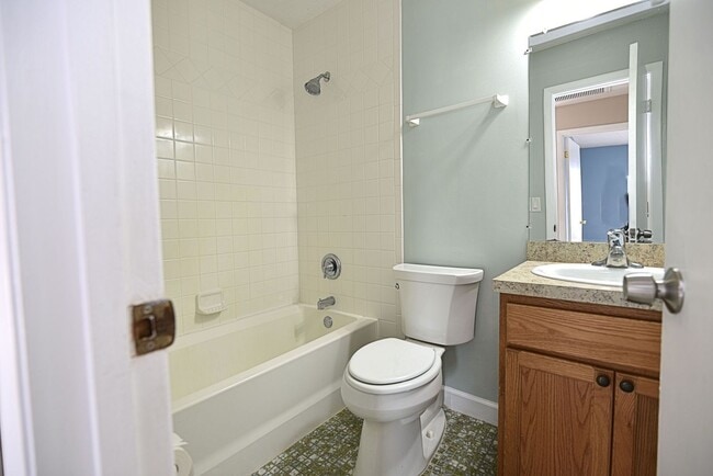Bath 2 - 2953 SE Bamboo St
