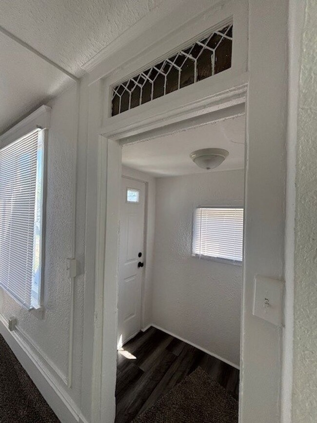 Building Photo - 2 Bed 1 Bath Updated Home