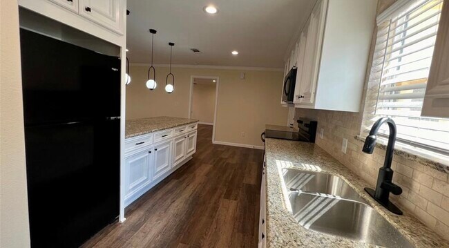 Building Photo - 340 Oak Ridge Dr