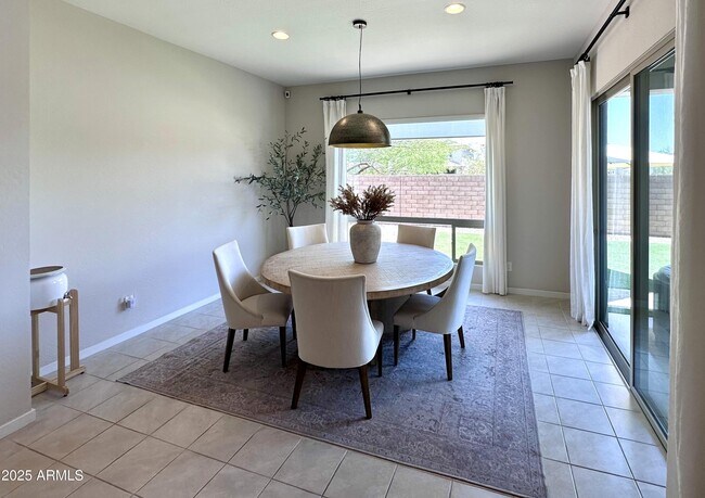 Building Photo - 2827 E Los Gatos Dr
