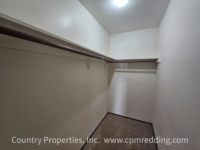 Building Photo - House with Huge Shop in the Heart of Redding Available Now!