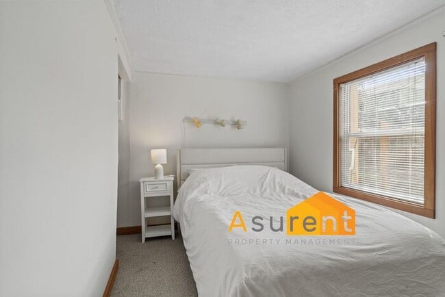 Building Photo - Amazing Fully Renovated Custom Furnished H...