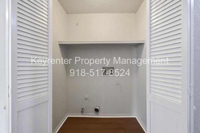 Building Photo - 6506/6508 E 90th St Duplex