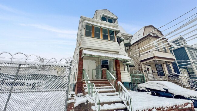 Building Photo - 211 N 13th St