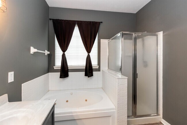 Tub and Shower - 10276 Lakeland Dr