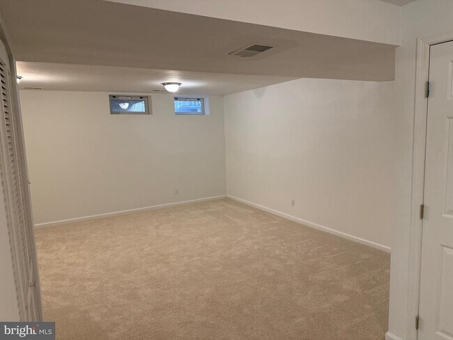 Building Photo - 3 Coachlight Dr