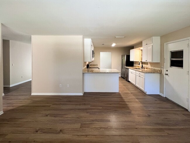Building Photo - RECENTLY UPDATED 4/2 House with in Pine Estates - Available August