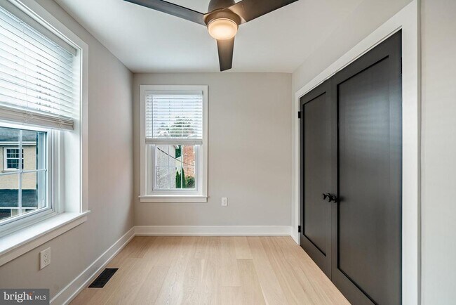 Building Photo - 303 W Washington St