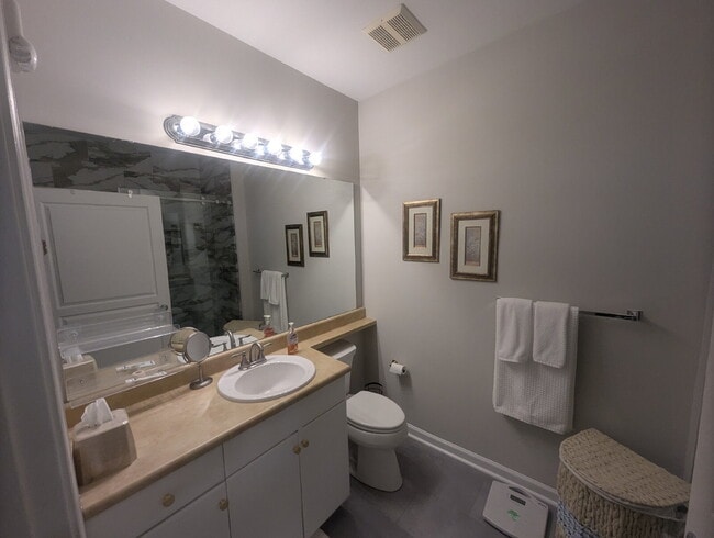 Building Photo - 400 Bucksley Ln