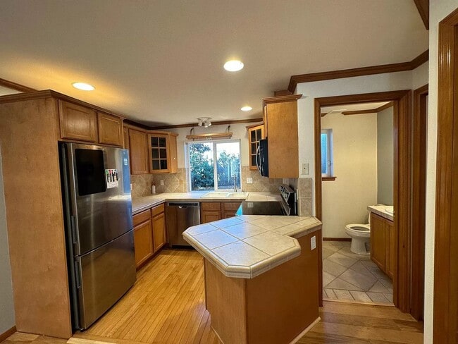 Building Photo - Appealing 2 bed / 1.5 bath townhouse in Greenwood/N Seattle with new flooring