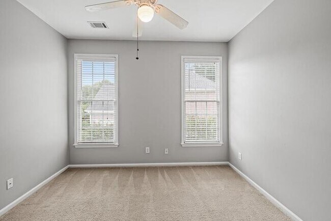 Building Photo - House 4 Beds 2 Baths