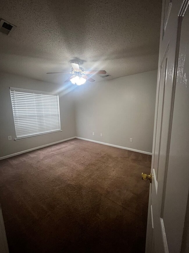 Building Photo - Three Bedroom Two Bath Home