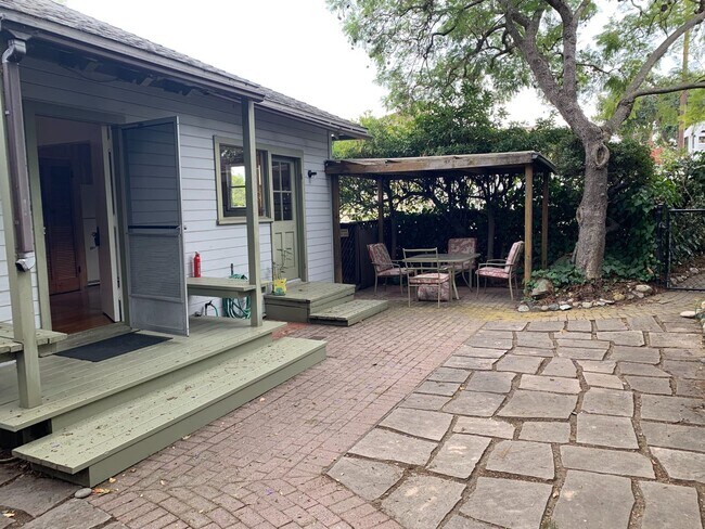 Building Photo - Great Location. 2 Bedroom Home