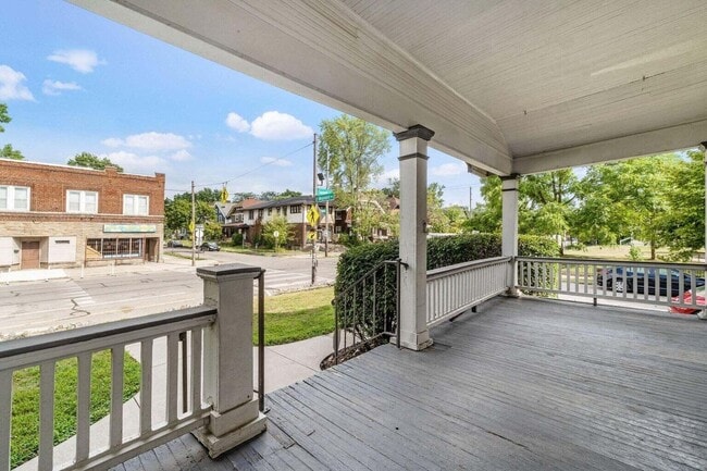 Building Photo - 2339 Summit St