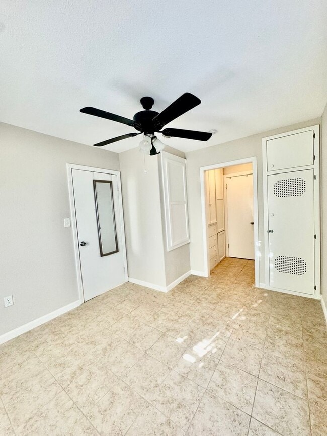 Building Photo - 2 Bedroom / 1 Bath Rental – Southside Neighborhood