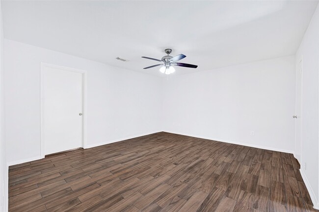 Building Photo - 2803 Camelot Ln