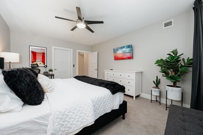 Building Photo - Short North! Fully Furnished 1 Bedroom, 1 ...