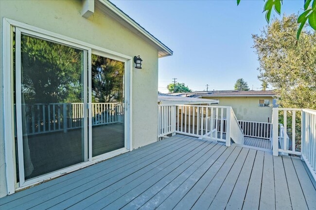 Building Photo - 2563 Roseview Pl