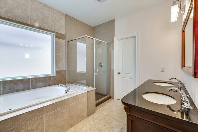 Building Photo - 12870 Kingsbridge Ln
