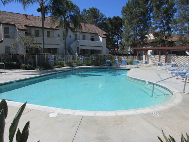 Building Photo - Mira Mesa - Canyon Bluff Complex - 2 Bed 2...