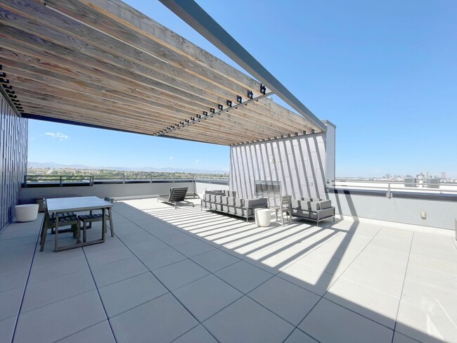 Building Photo - Improved Price!!!! Bustling Location! Mode...