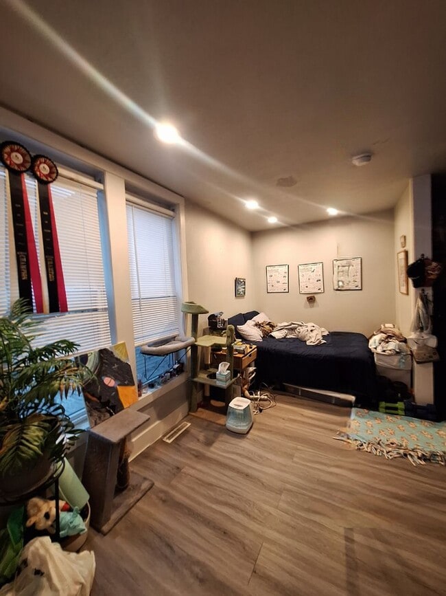 Building Photo - Studio Open May - Convenient location with storage!