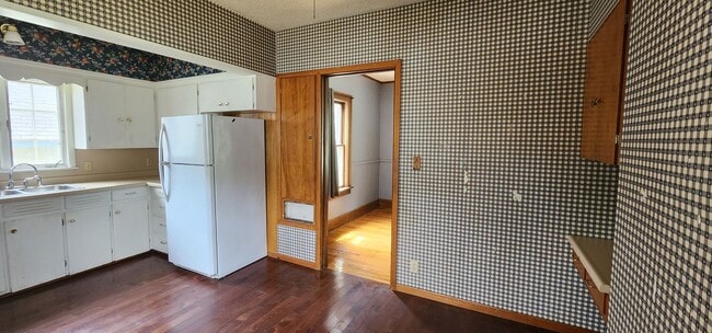 Building Photo - 4 bed 2 bath home