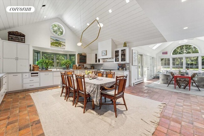 Building Photo - 20 Quogue St