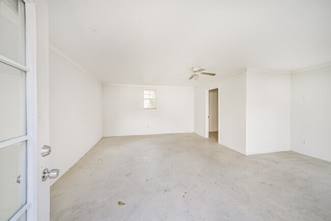 Building Photo - 2411 Wroxton Rd