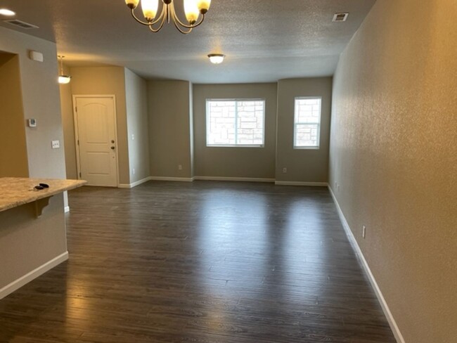 Building Photo - Beautiful 3BD/2.5BA Townhome in The Vistas...