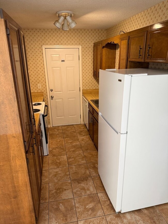 Building Photo - 6009 Quail Ridge